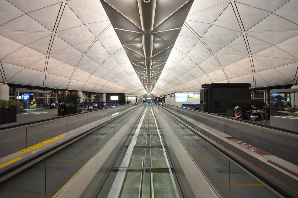 공항 출국장 여행객들